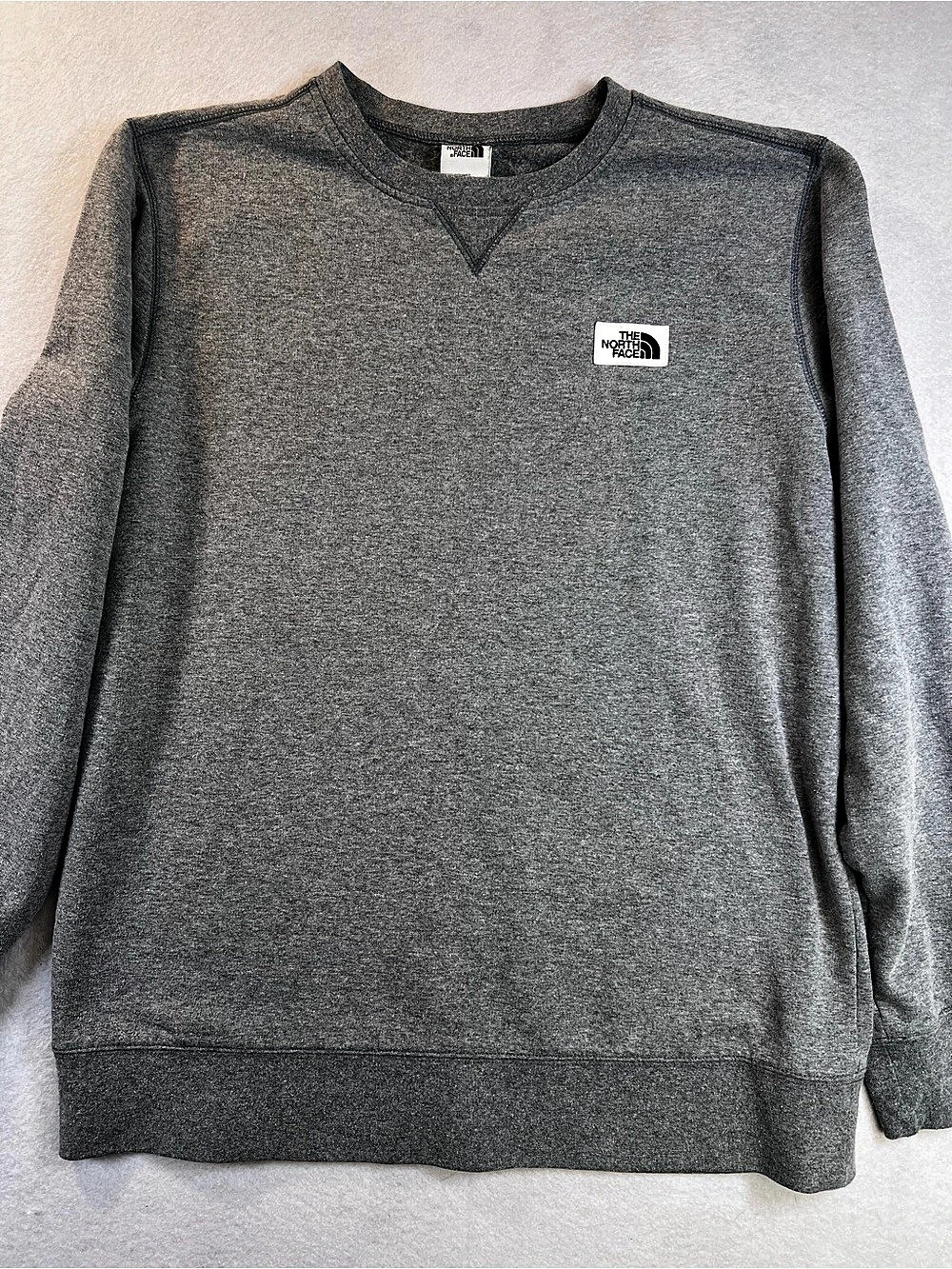 The North Face Men’s Large Gray Crewneck Sweatshirt Logo Patch Fleece Pullover - Picture 3 of 12